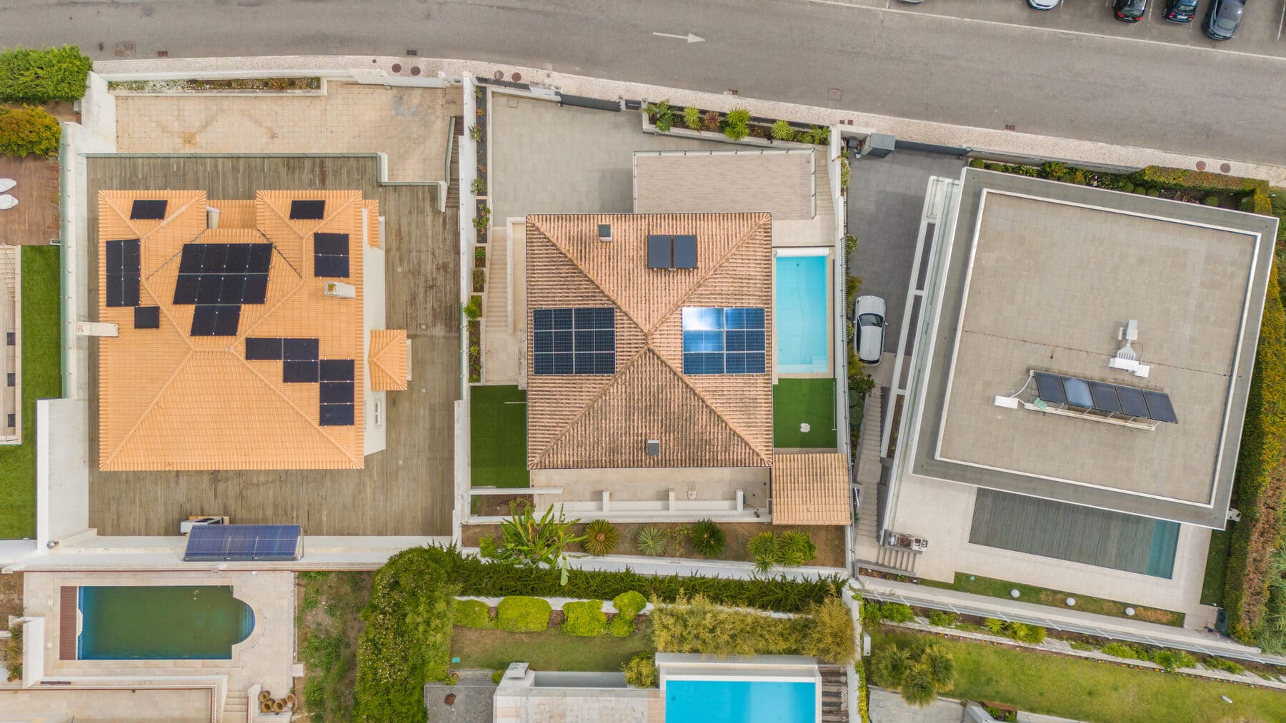 Vista aérea de moradias e lotes numa zona residencial