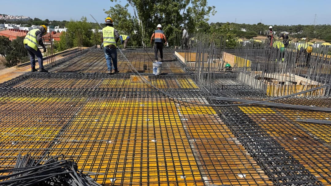 Obra do Jardins do Anjo · laje e armadura de ferro no piso superior, Agosto 2026