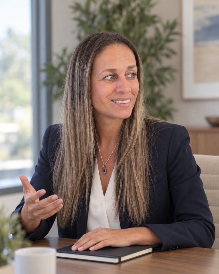 Ana Lobo de Sousa à mesa de reunião